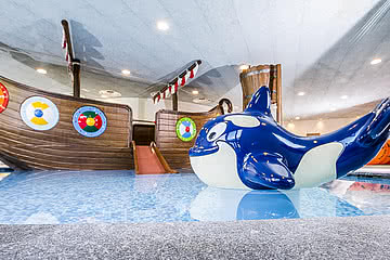 Indoor Kinderpool mit Piratenschiff im Wellness- und Familienhotel Sonnen Resort