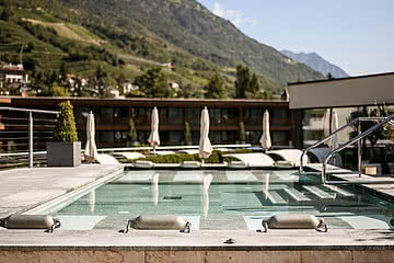 Outdoorpool im Wellnesshotel Sonnen Resort in Südtirol