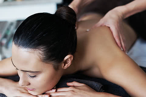 Frau bei einer Massage im Wellnesshotel Sonnen Resort in Südtirol