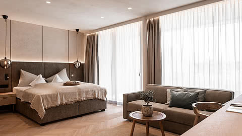 moderne Suite im Hotel Sonnen Resort in Naturns Südtirol