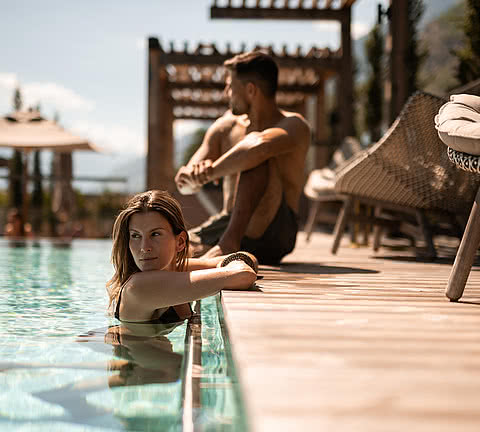 Paar beim Infinity Pool in Südtirol im Sonnen Resort