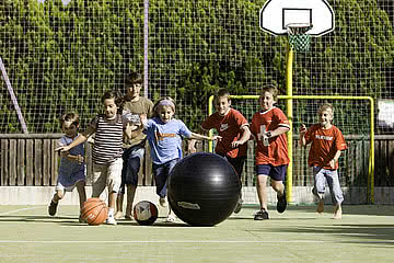 Kinder beim Spielen im Spielplatz im Familienhotel Sonnen Resort in Südtirol