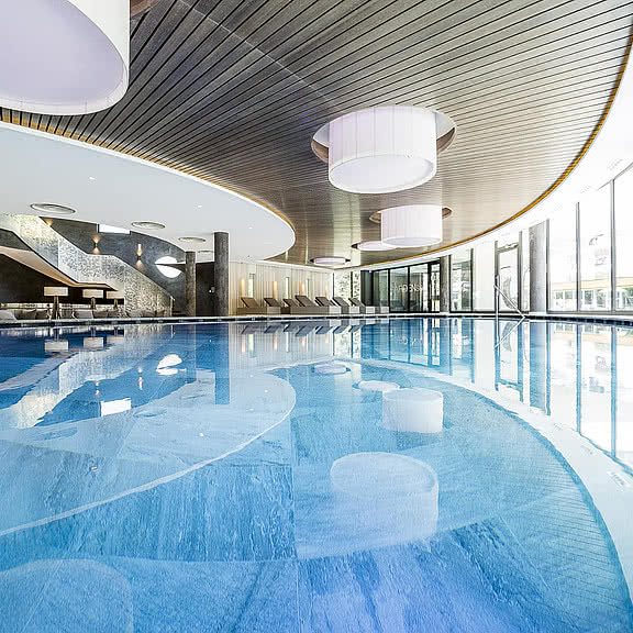 Indoor Pool im Aquagarden im Wellnesshotel Sonnen Resort in Südtirol