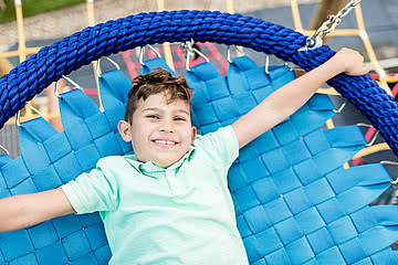 Kind liegt auf Trampolin im Familienhotel Sonnen Resort Naturns