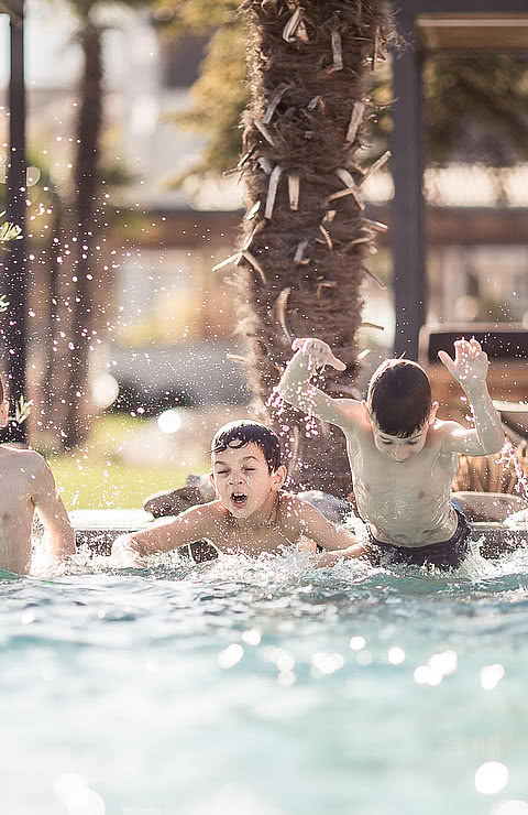 Kinder beim Spielen im Outdoor Pool im Wellness- und Familienhotel Sonnen Resort