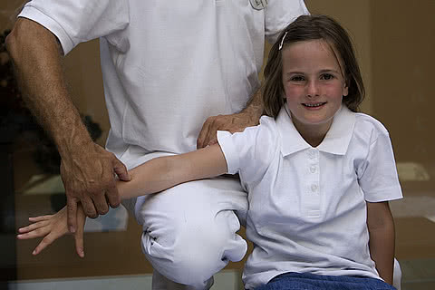 Mädchen bei einer Wellnessbehandlung im Wellness- und Familienhotel Sonnen Resort