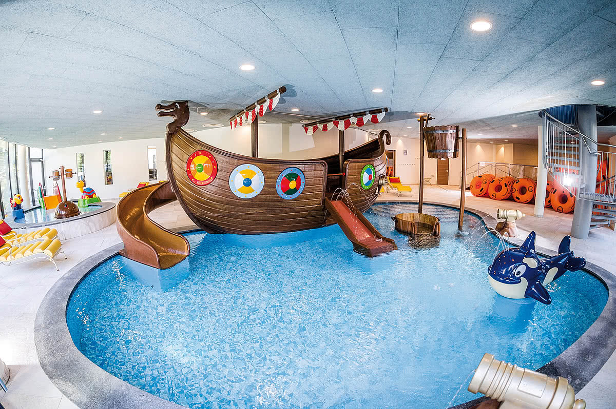 Indoor Kinderpool mit Piratenschiff im Wellness- und Familienhotel Sonnen Resort