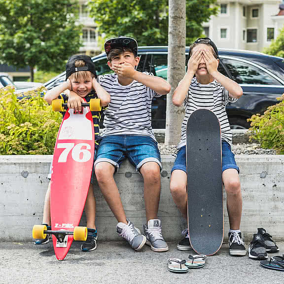 Kinder mit Skateboard beim Familienhotel Sonnen Resort Naturns