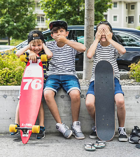 Kinder mit Skateboard beim Familienhotel Sonnen Resort Naturns