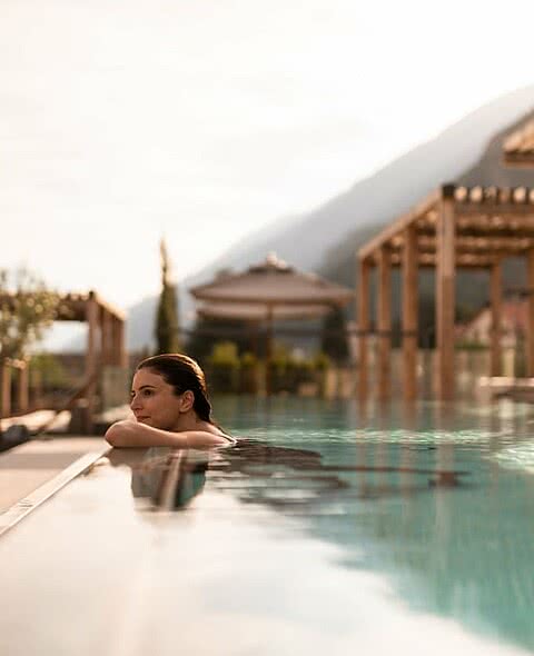 Frau genießt Urlaub im Pool im Wellnesshotel Sonnen Resort Naturns