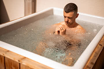 NEU: Immunbooster Eisbad Mann im Eisbad in Sonnenhof in Naturns
