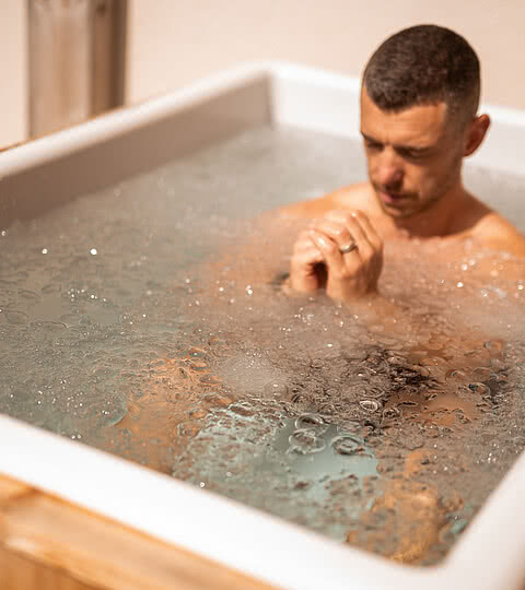 NEU: Immunbooster Eisbad Mann im Eisbad in Sonnenhof in Naturns