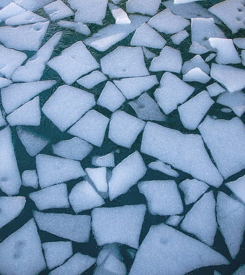Wasser mit kleinen Eisschollen