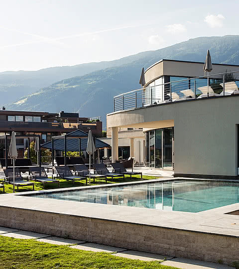 Außenpool im 4 Sterne Hotel Sonnen Resort in Südtirol