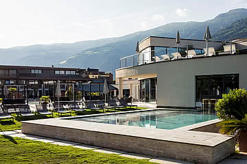 Außenpool im 4 Sterne Hotel Sonnen Resort in Südtirol