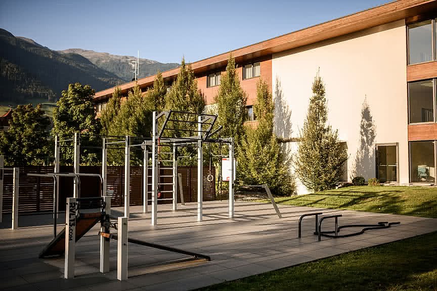 ein Fitness Außenbereich im Sporthotel Sonnen Resort Naturns