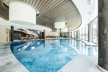 Indoor Pool im Aquagarden im Wellnesshotel Sonnen Resort in Naturns