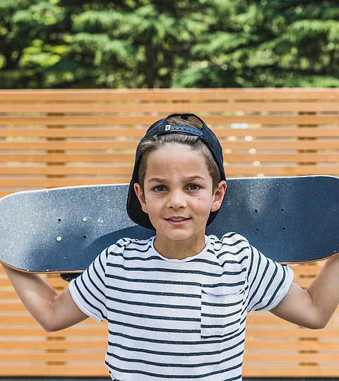 Kind mit Skateboard beim Familienhotel Sonnen Resort Naturns