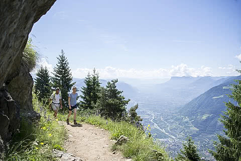 Frau und Mann beim Wandern im Wellnesshotel Sonnen Resort in Südtirol