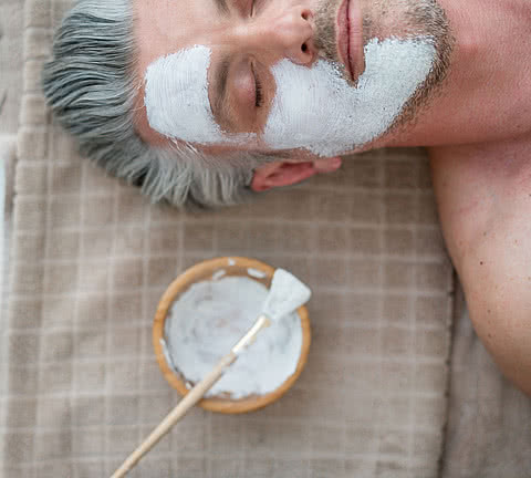 Mann mit einer Gesichtsmaske im Wellnessurlaub im Sonnen Resort Naturns
