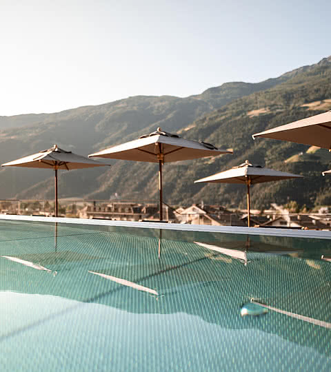 Infinity-Rooftop-Pool im Wellnesshotel Sonnen Resort Naturns