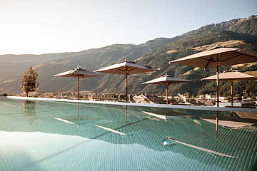 Infinity-Rooftop-Pool im Wellnesshotel Sonnen Resort Naturns
