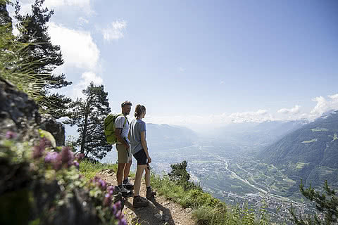 Frau und Mann beim Wandern im Wellnesshotel Sonnen Resort in Südtirol